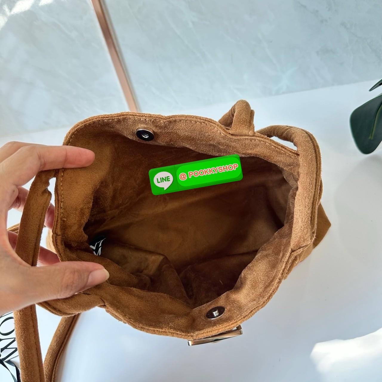 GENTLEWOMAN SUEDE BALLERINA BAG 🔖กระเป๋า Ballerina Bag ในวัสดุหนังกลับ (suede edition) พร้อมโลโก้ปักสีเดียวและรายละเอียดหัวเข็มขัด ทำให้ดูเก๋มีสไตล์โดดเด่น 🔖วัสดุ: หนังกลับ 🔖เปิด-ปิดแบบสแน๊บแม่เหล็ก ภายช่องโล่งกว้างจุของได้เยอะ