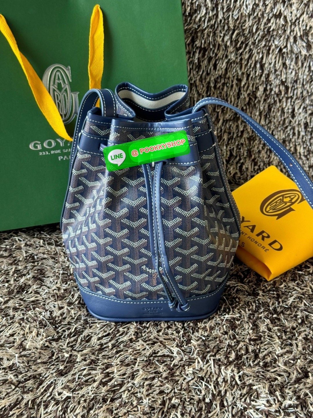 GOYARD PETIT FLOT BUCKET BAG กระเป๋าทรงถังรุ่น Petit Flot เป็น re-issue ของรุ่นดั้งเดิม ด้วยรูปทรงที่ถูกออกแบบมาอย่างสวยงาม ลงตัว เข้ากับทุกการแต่งตัว รวมถึงทันกระแสแฟชั่นทุกยุคทุกสมัย ภายในกว้างจึงสามารถบรรจุสิ่งของได้เยอะจุใจและเก็บของต่าง ๆ ได้อย่างปลอ