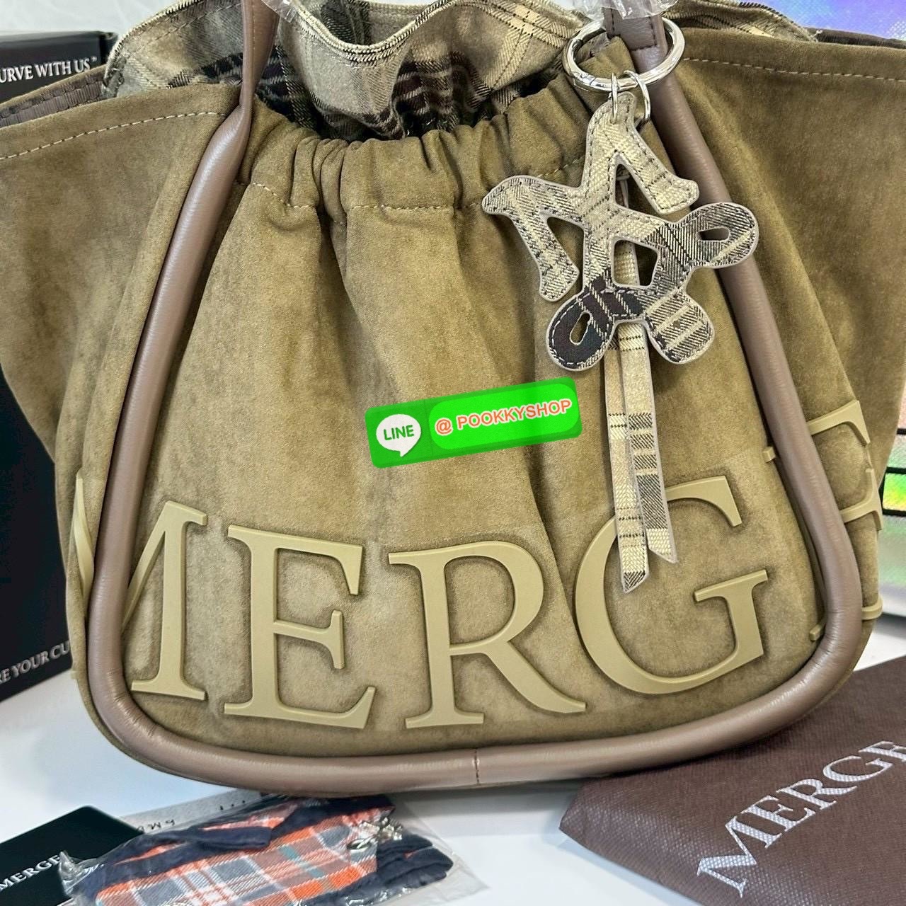 Merge A Day Bag Medium - Suede Edition (Limited) 🔖กระเป๋าสะพายไหล่ size ใหม่ ขนาดกระทัดรัดขึ้น แต่ยังสามารถจุของได้เยอะเหมือนเดิม ปรับสายกระเป๋าเป็นแบนสะพายทั้งวันไม่รู้สึกเมื่อยไหล่คะ