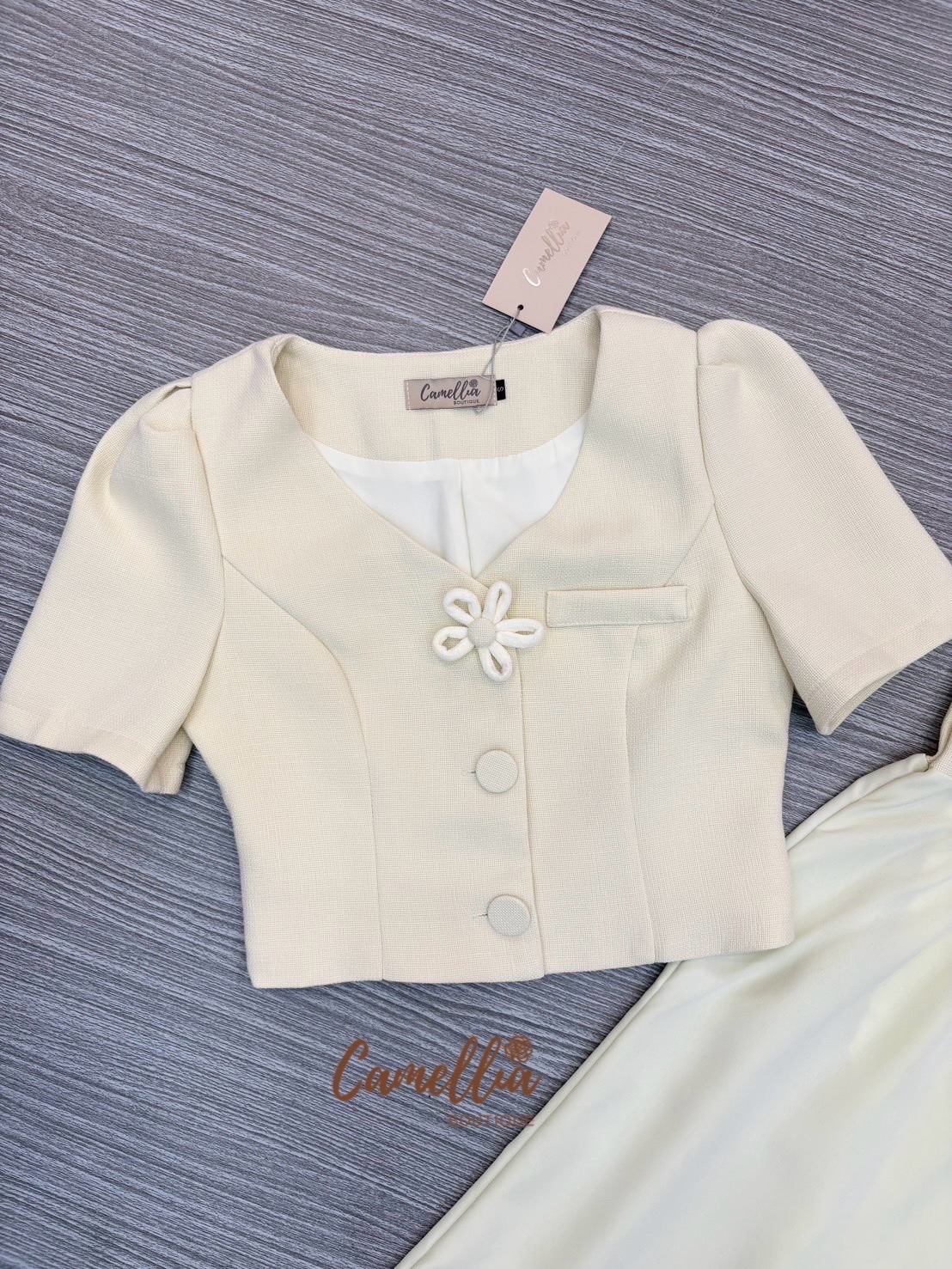 ชุดเซทแฟชั่น ชุดSet เสื้ิอแขนสั้นแต่งดอกไม้ที่หน้าอก มาคู่กับกระโปรงเอวสูง แต่งดอกไม้เข้ากันทั้งชุด