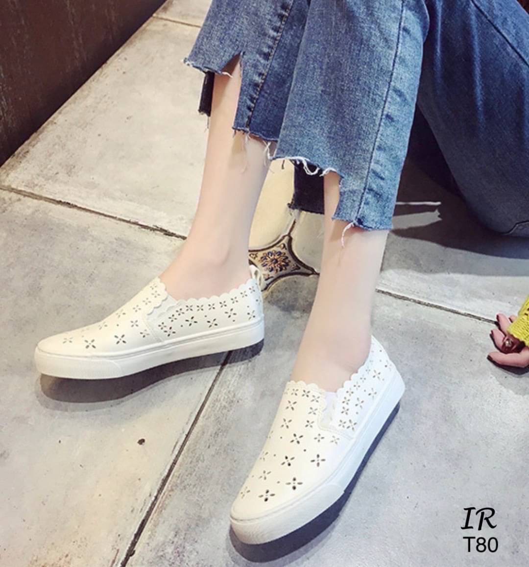 รีพีทแบบขายดี!!! พร้อมส่ง สำหรับสาวที่อยากได้สไตล์วินเทจที่ยังคงความคลาสสิค ร้านขอแนะนำคู่นี้เลยค่ะ ผ้าใบหนังพียูนิ่มมากๆฉลุลายทรงสวมสลิปออนด้านในซับกำมะหยี่นิ่มส้นยางกันลื่นหนา 0.5 นิ้ว สวยๆมาแรงแซงทางโค้ง อย่ารอช้าสั่งเลยคร้า^^