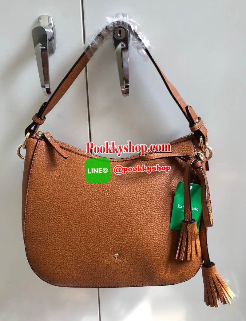 New Kate spade new york shoulderbag พร้อมส่งค่ะ นานๆจะมีมา!!! กระเป๋าสะพายไหล่หรือสะพายข้างได้ วัสดุหนังลายลิ้นจี่ ลายหนังสวย นิ่ม น่าใช้มากๆค่ะ ทรงฮิตเลยจ้าา ด้านหน้ามีพวงหนังผูกโบว์ห้อยยาวลงมา ตอกย้ำความสวยมาเพิ่มให้นะคะ เปิดปิดกระเป๋าแบบซิป ภายในโล่ง ใ