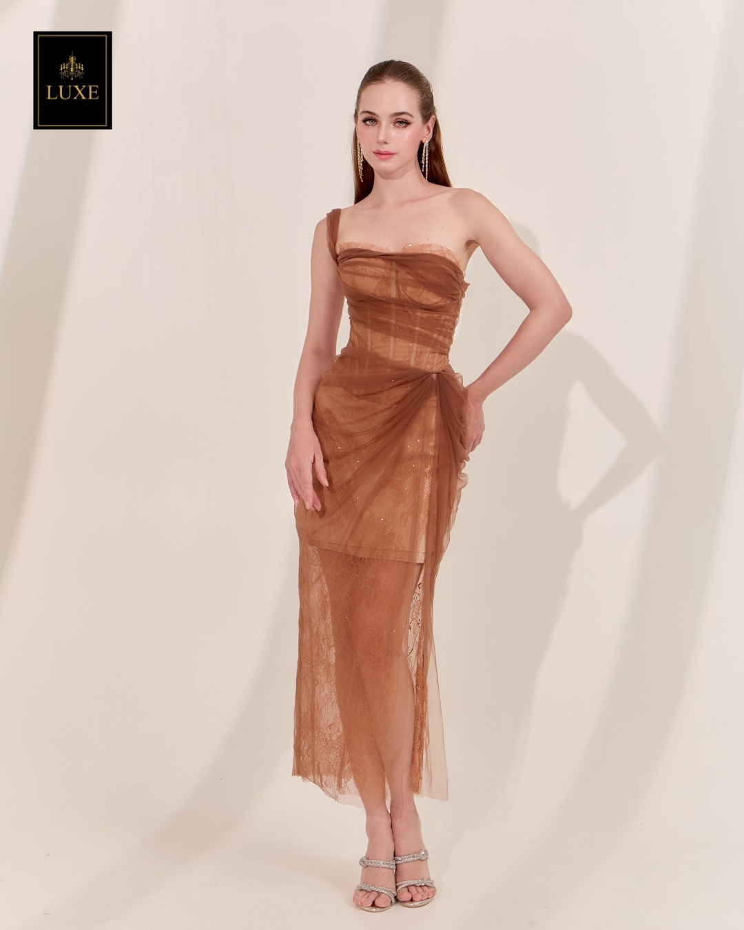 เดรสแฟชั่น เดรสเสื้อเกาะอก มีโครงแบบคอร์เซ็ต ซ้อนทับด้วยผ้าเน็ตจับเดรป กระโปรงจับเดรป