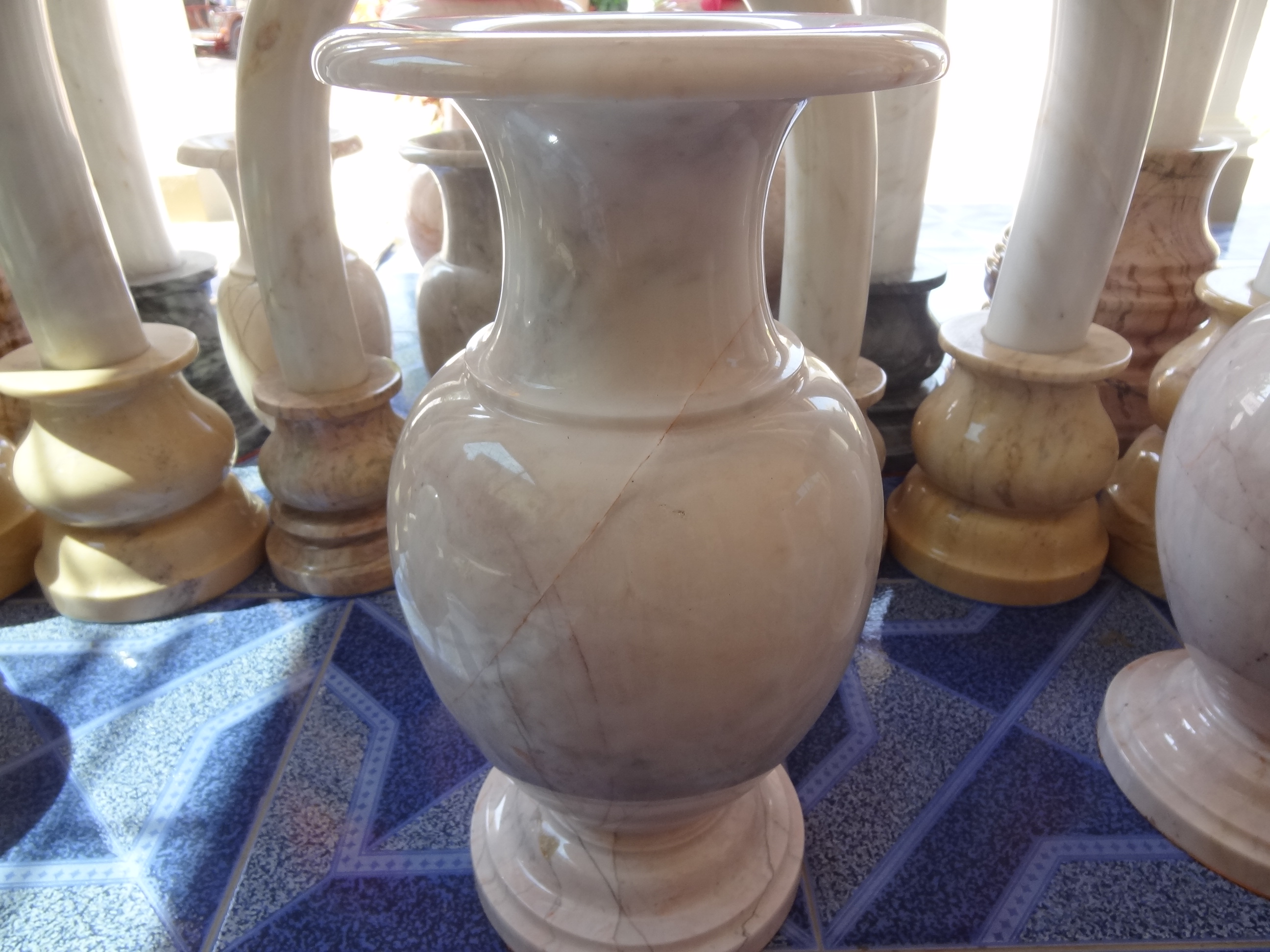 แจกันหินอ่อน ขนาดสูง 40 เซนติเมตร กว้าง 20 เซนติเมตร 1 คู่