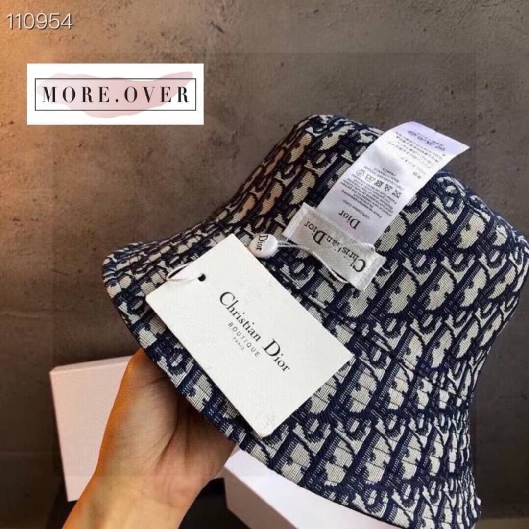 หมวกทรง bucket ทอลายโลโก้แบรนด์ ทั้งใบ สีกรมสวยหรู ใบนี้คุ้มมากค่ะ ใส่ได้ทั้ง้ 2 ด้านนะค่ะ ทรงนี้ใส่ได้ตลอดนะค่ะ มีติดไว้ได้เลยจ้า ทรงสวยมาก งานคุณภาพการันตี มีป้าย tag แบรนด์