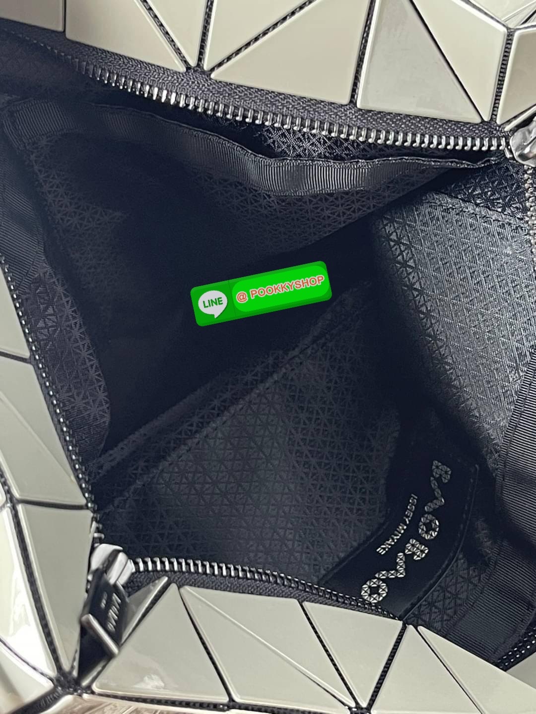 💕 Bao Bao Issey Miyake ROCK MATTE ซีรีส์นี้จะเป็นทรงสี่เหลี่ยมผืนผ้า มีซิปปิดด้านบน ถือเป็นรุ่นที่เหมาะกับการใช้งานในชีวิตประจำวัน สามารถพับมุมและบริเวณด้านล่างของกระเป๋าเพื่อเพิ่มความสะดวกสบายในการใช้งาน ทั้งยังช่วยให้วางกระเป๋าในแนวตั้งได้อีกด้ว