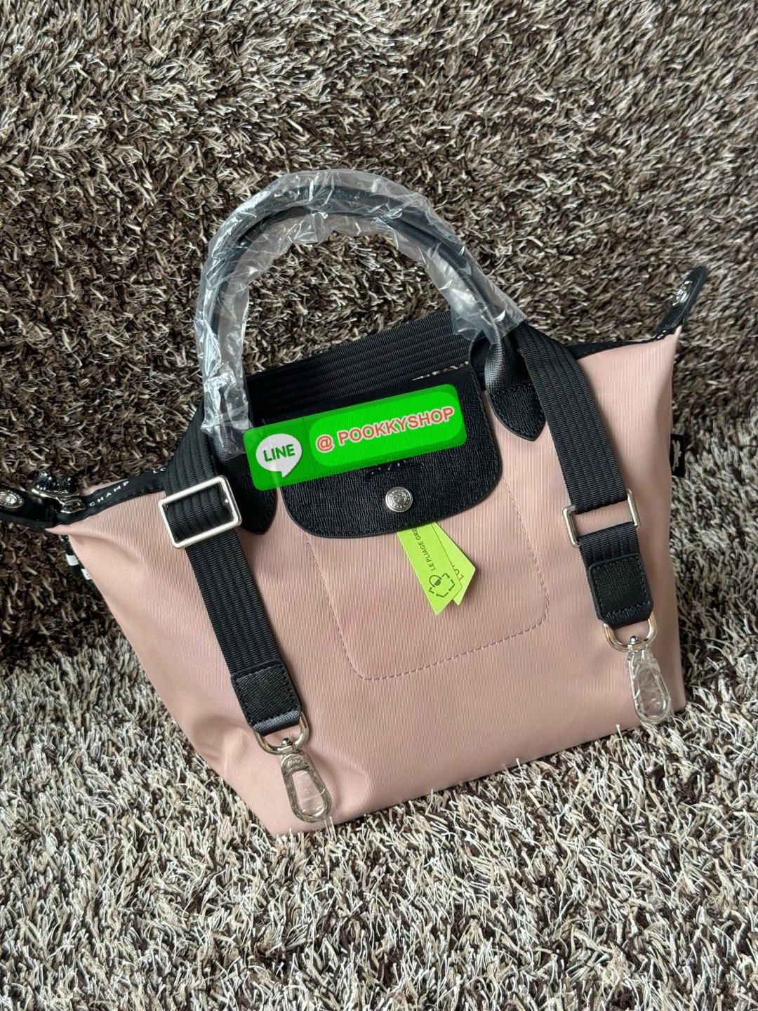Longchamp LE PLIAGE ENERGY S HANDBAG LE PLIAGE รีไซเคิล ECONYLสไตล์สปอร์ต ทันสมัย และใช้งานได้จริง น้ําหนักเบา กระเป๋าใบนี้เป็นเครื่องประดับที่มีเสน่ห์ในอุดมคติที่จะติดตามคุณในทุกกิจกรรมยามเย็นของคุณ มาพร้อมกับสายสะพายไหล่ปรับได้ สามารถพกพาได้ ทั้งแบบถือแ