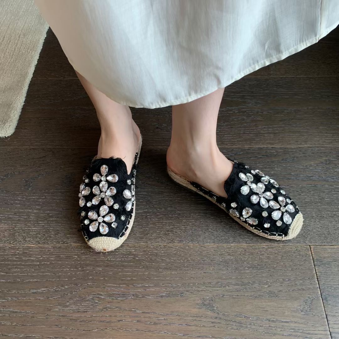 พร้อมส่งคะ รองเท้าเปิดส้น งานsignature ของทางร้าน เพชรเวอวังอลังการ สวยยืน1 🥇มาแล้วจ้า ทรงสวยอย่างดี งานเกร๋เรียบหรูดูแพง ตัวนี้ห้ามพลาด ใส่สบายจะแมตช์กับกางเกง👖หรือกระโปรง👗ก็ได้ค่ะ แม่ค้าคอนเฟริม ห้ามพลาดเลยจ้าตัวนี้แนะนำ อย่าช้าร