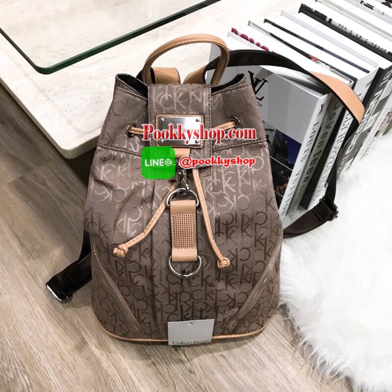 พร้อมส่ง NEW! CALVIN KLEIN JEANS BACKPACK BAG กระเป๋าสะพายรุ่นใหม่ล่าสุดจาก Calvin Klein Jeans วัสดุ Canvas + Polyester 100% คุณภาพดีเนื้อหนาพิมพ์ลายCk รอบใบ เปิดปิดด้วยฝาปิดประดับโลโก้อะไหล่เงิน ด้านข้างมีช่องซิป ภายในมีโลโก้ ช่องซิป ช่องมือถือ ใส่ ipad