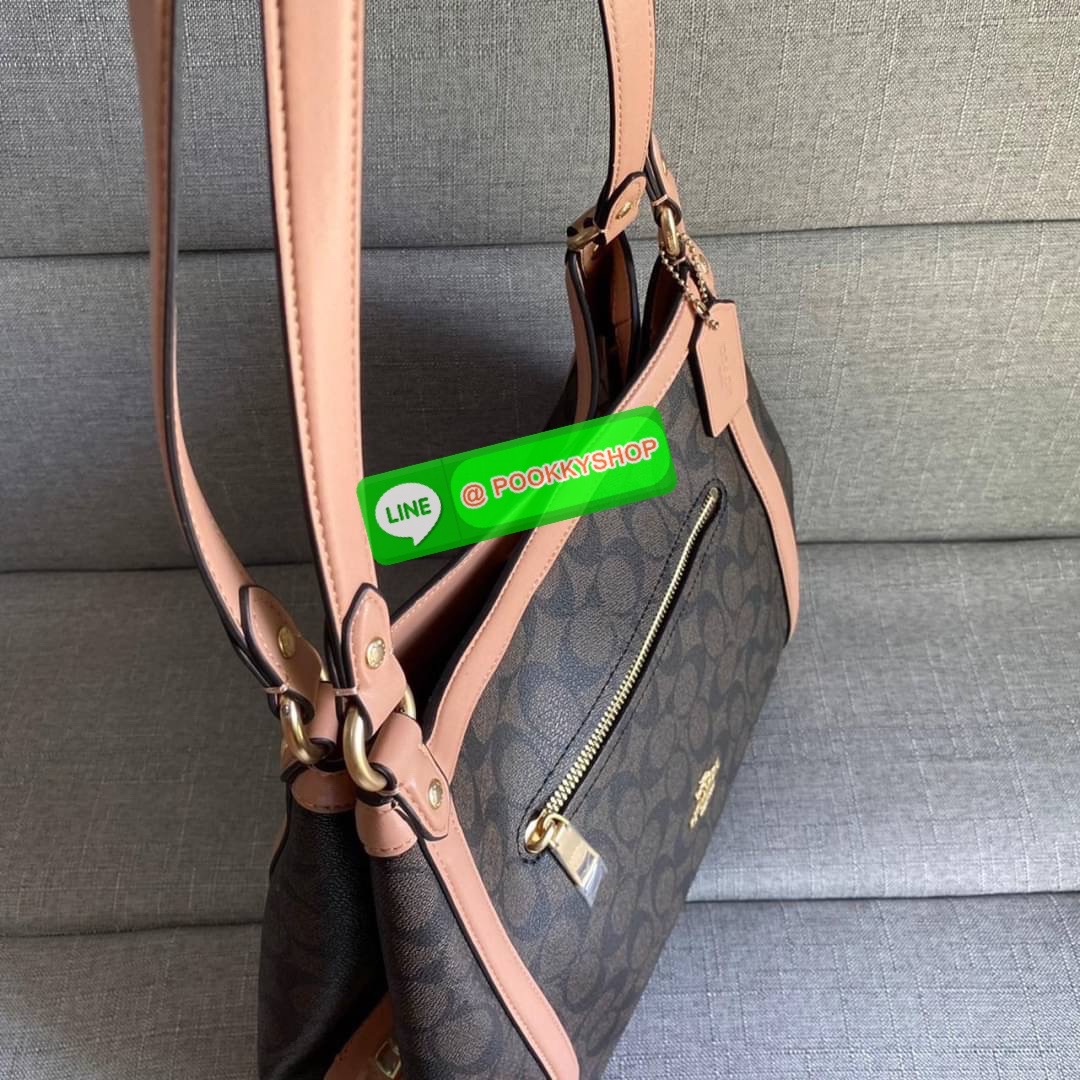 COACH C6232 KRISTY SHOULDER BAG IN SIGNATURE CANVAS (COACH C6232) สุดคุ้ม สาวๆสายช้อป ห้ามพลาด กระเป๋าสะพายไหล่ ใบใหญ่จุของได้เยอะ สายช้อปใช้งานเกินคุ้ม วัสดุหนังแคนวาส ภายในช่องกว้าง แบ่งสัดส่วน ด้านหน้ามีช่องซิป เปิด ปิด ด้วยกระดุมแม่เหล็กมีช่องซิปตรงกล