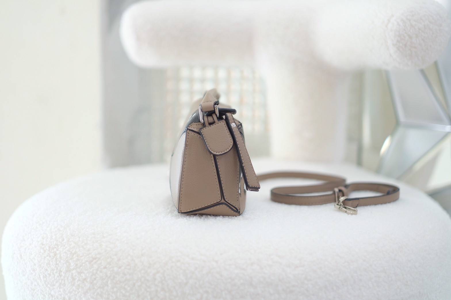 น่ารัก..ไม่ไหวแล้ว LW mini puzzle เห็นแล้วใจหวั่นไหว น่ารักอะไรขนาดนี้ ย่อส่วนได้สมบูรณ์แบบสุดๆ ลงตัวทุกอย่าง ใส่โทรศัพท์ iplus ได้สบายๆ ยังเหลือเนื้อที่ใส่ของได้อีกเยอะ รีบเลยน้า สวยๆทุกสี