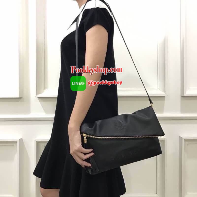 รุ่น BEST SELLER มาเพิ่มอีกรอบคะ กระเป๋า Givenchy shoulder bag หนัง PU เนื้อดี ดีไซด์เก๋มากคะ ด้านหน้า ปั้ม logo brand หัวซิป ประดับพู่ ด้านในบุด้วยผ้า water proof ปั้ม logo brand มีช่องเล็กใส่ของจุกจิกคะ