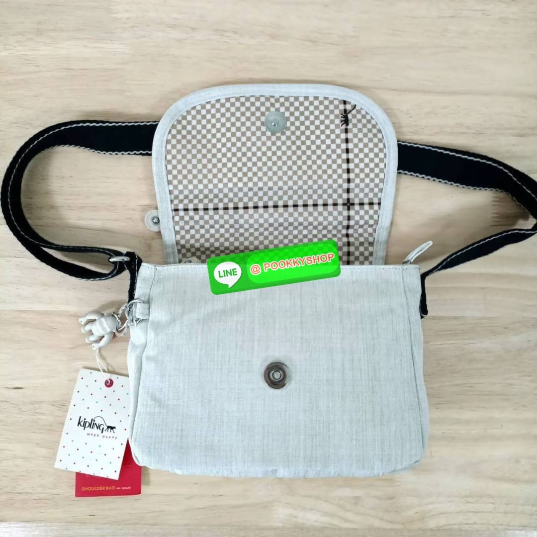 KIPLING SABIAN CROSSBODY MINI BAG กระเป๋าสะพายข้าง วัสดุ Nylon & Polyester 100% ขนาดเล็กกำลังน่ารัก เปิด-ปิดด้วยฝาปิดกระดุมแม่เหล็กและซิปแบรนด์ ด้านในมีแท็กแบรนด์