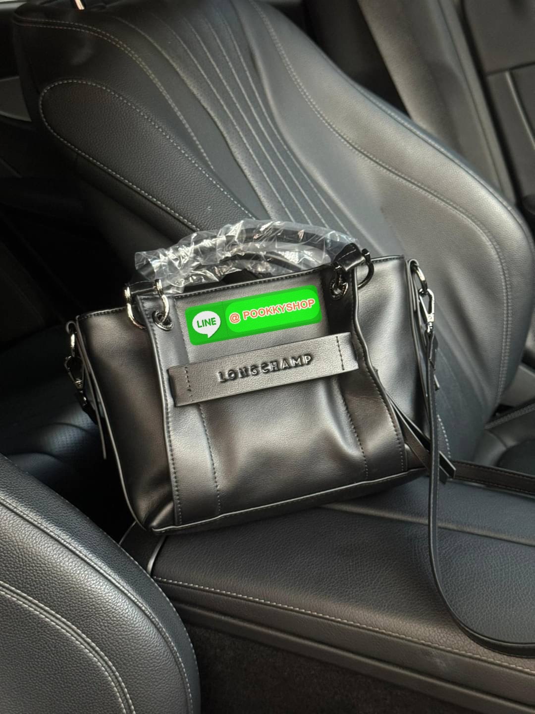 💕LONGCHAMP 3D S HANDBAG กระเป๋าใบนี้สามารถเป็นแบบ cross-body ได้ด้วยสายสะพายไหล่แบบปรับ และยังสามารถถอดออกได้ เมื่อต้องการเป็น Handbag กระเป๋า LONGCHAMP 3D เป็นส่วนหนึ่งของเทรนด์ปัจจุบันด้วยสไตล์สากลที่ทันสมัย ปรับให้เข้ากับวันหยุดสุดสัปดาห์ทําให้