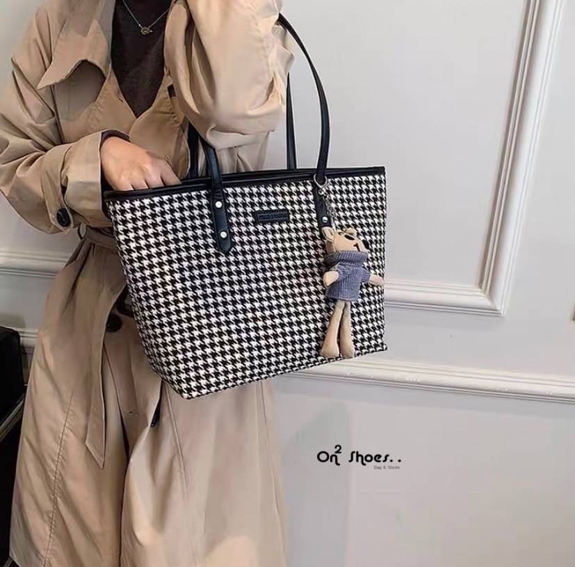 กระเป๋าสะพายแฟชั่นทรงชอปปิ้ง หนังลายชิโนริ ใบใหญ่จุของได้เยอะเลย มาพร้อมพวงกุญแจหนูพร้อมส่งน้า