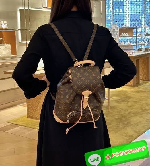 NEW ARRIVAL! **สินค้าเข้าใหม่** รุ่นที่ตอบโจทย์การใช้งานได้ในทุกๆวันเลยค่าสาวๆ ห้ามพลาด ก่อนหมด! LOUIS VUITTON MONTSOURIS MM BAG((vip gift ตปท.)) 🔖พร้อมส่ง! ใบใหญ่ กระเป๋าสะพายหลังแบบมีหูหิ้ว หนังแท้ หนังนิ่ม ทรงสวยมากๆ ((หนังไม่แข็งทื่อๆนะคะ!)) &
