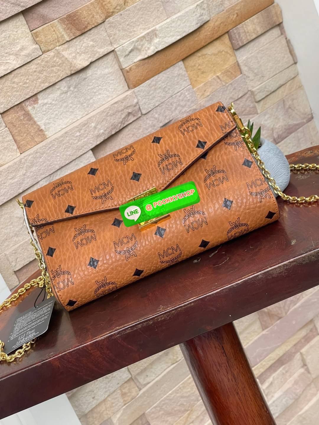 MCM Millie Flap Crossbody In Visetos ในฐานะตำนานที่ยังคงอยู่ กระเป๋าจากคอลเล็กชั่น Millie นี้ มีเรื่องราวของ MCM แทรกซึมอยู่ในทุกองค์ประกอบ กระเป๋าใช้งานแบบCrossbody โดยฝาปิดกระเป๋าตัดเย็บจากผ้าใบเคลือบผิวพิมพ์ลาย Visetos (Visetos Canvas) ถือเป็นไอเทมในฝั