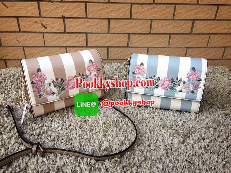 Don't Miss! ALDO Flower Crossbody Bag กระเป๋าสะพาย ALDO แบรนด์ดังจากแคนนาดา ดีไซน์สุดชิคปักลายดอกไม้สไตล์วินเทจหนังลายทางสพาสเทลอยู่ทรงกันน้ำ เปิดปิดด้วยกระดุมแม่เหล็ก ภายในมีโลโก้ ช่องซิป ช่องใส่มือถือ ใส่iphone+ได้ น้ำหนักเบา เป็นอีกหนึ่งรุ่นแนะนำค