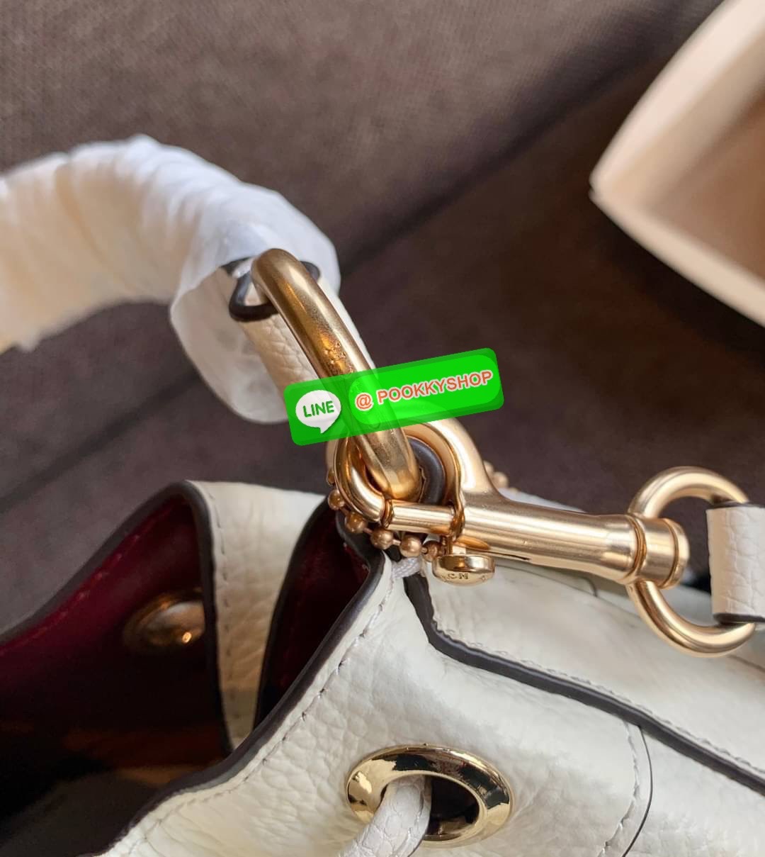 New arrival! 🌈น้องใหม่ล่าสุด สวยหรู ดูดีมากๆค่ะ! COACH DEMPSEY DRAWSTRING BUCKET BAG ((C4100//C4102)) พร้อมส่งที่ไทยค่ะ! กระเป๋าทรงขนมจีบ หนังแท้นิ่มสวยมากๆค่ะ จุดเด่นด้านหน้าปั้มโลโก้แบรนด์ ปากกระเป๋าแบบหูรูดใช้งานง่าย ภายในสามารถใส่ของจำเป็นในชี