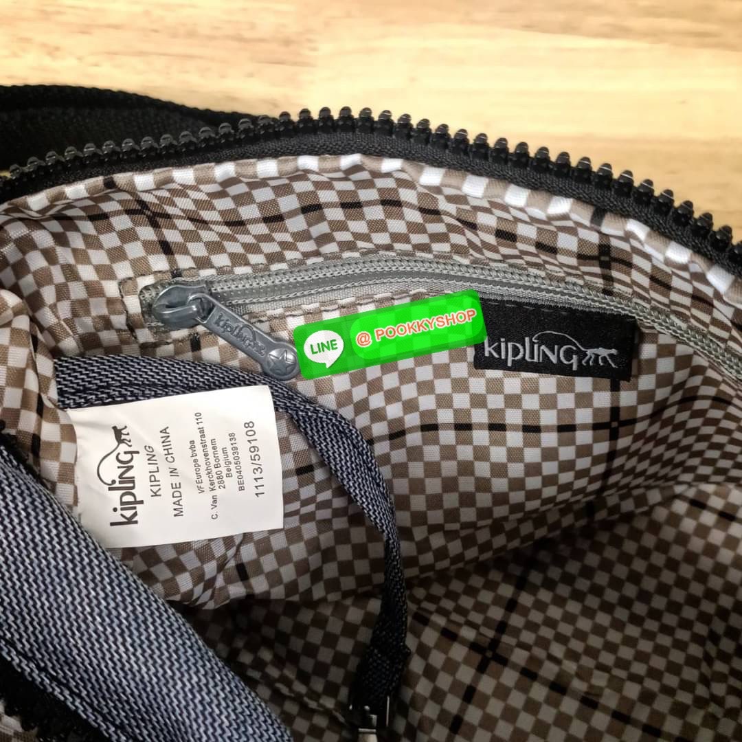 KIPLING RETH CROSSBODY BAG ซับในตาราง วัสดุ Nylon+polyester กระเป๋าสะพายข้างหรือ สะพาย Crossbody ได้ ช่องหน้าเปิด-ปิด ด้วยซิป พร้อมช่องแยกบ่อยด้านข้าง ช่องหลัก 2 ช่อง ด้านในโล่งกว้าง สามารถจุสัมภาระได้เยอะ พร้อมช่องซิปหลัง สายสะพายปรับระดับสั้น-ยาว ได้ fr