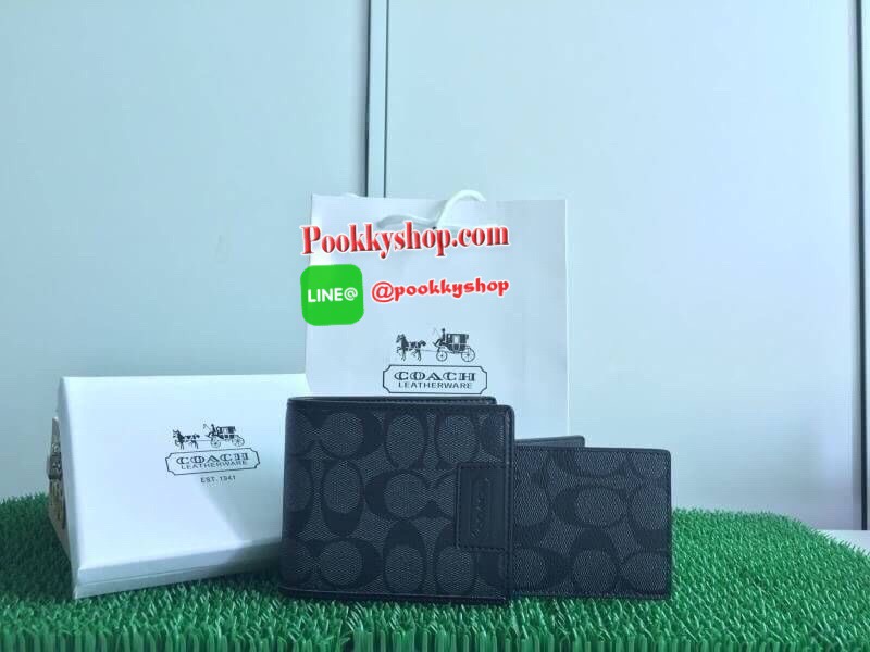 Brand : COACH Compact ID Wallet Detail : กระเป๋าสตางค์Coach ใบสั้น มาพร้อมกระเป๋าใส่บัตรใบเล็ก 1 ใบ มีช่องใส่บัตรหลายช่องสามารถใส่บัตรได้จำนวนมาก และมีช่องใส่ธนบัตรถึง 2 ช่อง สามารถมอบเป็นของขวัญหรือใช้เองก็ได้ พลาดไม่ได้แล้วนะคะ