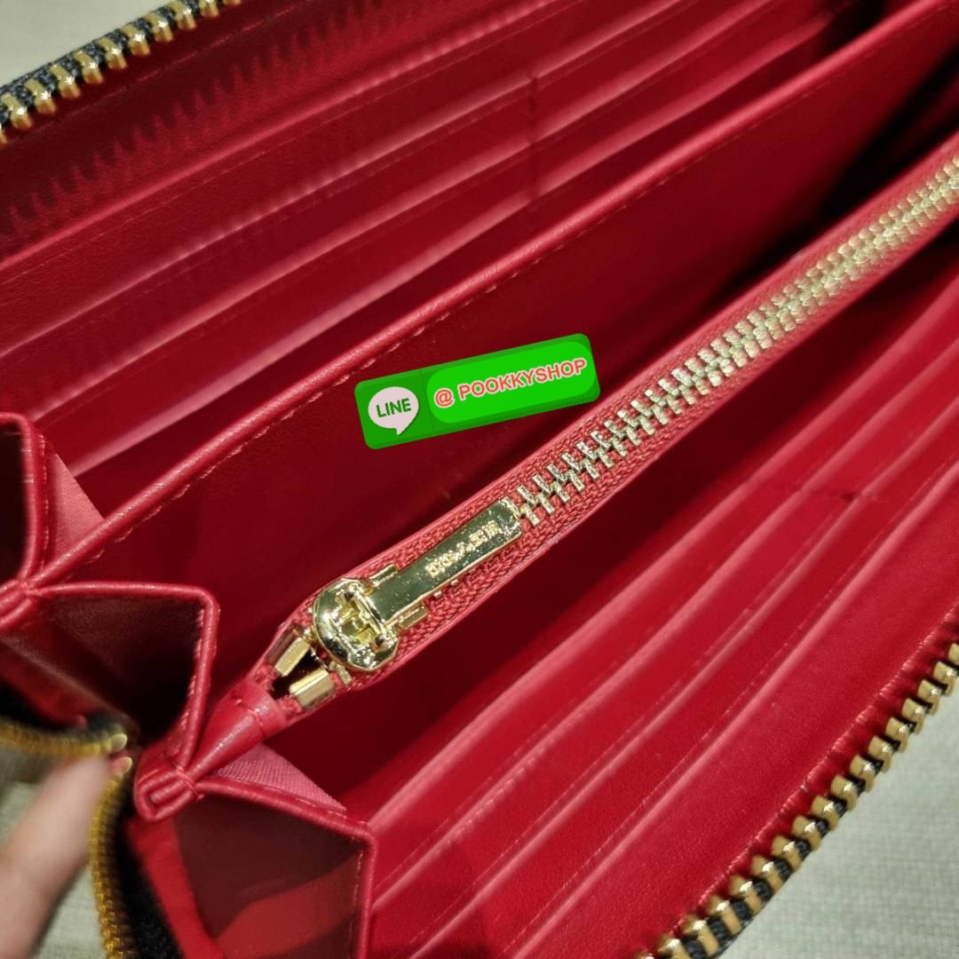 COACH C3548 LONG ZIP AROUND WALLET WITH HORSE AND CARRIAGE พร้อมเสิร์ฟความหรู กับคอลใหม่ สีสวย ผู้ดีขับผิวมาก กระเป๋าสตางค์ใบยาวกึ่งคล้องมือ เรียบหรู โดดเด่นด้วยโลโก้เอกลักษณ์ วัสดุหนัง pepble ทนทาน มาพร้อมสายคล้องมือ ถอดออกได้ ภายในใส่บัตรได้เยอะ มีช่องซ