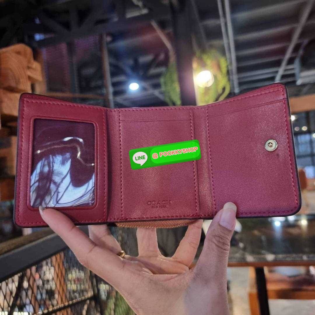COACH 7331 SMALL TRIFOLD WALLET IN SIGNATURE CANVAS สวยคลาสสิค พกพาง่าย ใบเล็กน่ารักน่าใช้ ต้องยกให้ใบนี้จ้า ตอบโจทย์คนชอบพกน้อยที่สุด!! กระเป๋าสตางค์ใบสั้นหนังแคนวาสเคลือบคุณภาพดี ภายในเป็นหนังแท้ ใส่บัตร ใส่ธนบัตรได้ทุกชนิด มีช่องซิปแยก ใบเดียวใบนี้คือเ