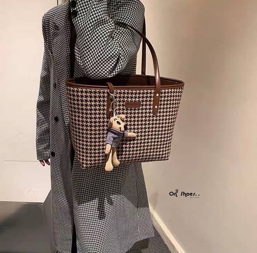 กระเป๋าสะพายแฟชั่นทรงชอปปิ้ง หนังลายชิโนริ ใบใหญ่จุของได้เยอะเลย มาพร้อมพวงกุญแจหนูพร้อมส่งน้า