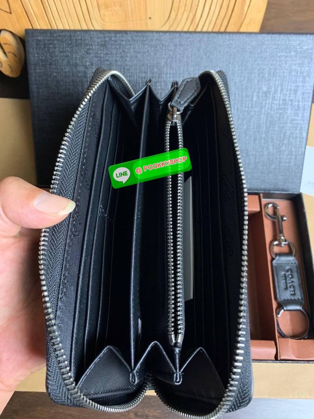 COACH ACCORDION ZIP WALLET IN SIGNATURE CANVAS กระเป๋าสตางค์ใบยาว ซิปรอบ ใช้งานง่าย ด้วยฟังค์ชั้น ด้านใน ใส่บัตรได้จุใจ มีช่องซิปใส่เหรียญตรงกลาง โดนใจหลายๆคนไปเรียบร้อยและคลาสสิค เรียบหรูดูแพงตลอดกาล ยกให้รุ่นนี้เลย