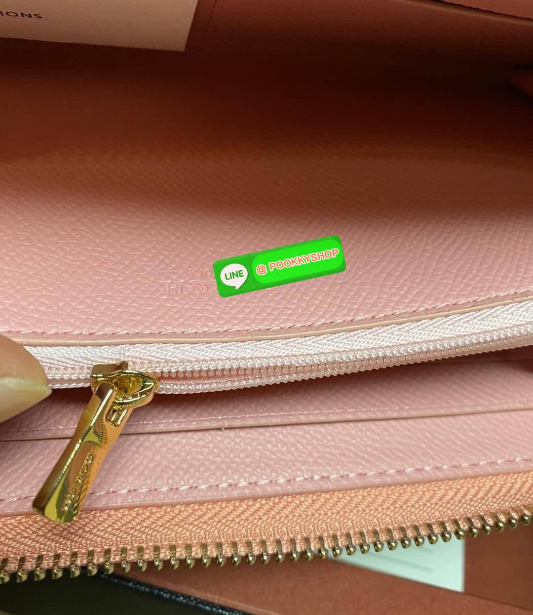 พร้อมส่ง 📌อุปกรณ์มาพร้อมกล่อง/แคร์การ์ด/ถุงกระดาษ/พวงกุญแจ COACH ACCORDION ZIP WALLET IN SIGNATURE CANVAS กระเป๋าสตางค์ใบยาว ซิปรอบ ใช้งานง่าย ด้วยฟังค์ชั้น ด้านใน ใส่บัตรได้จุใจ มีช่องซิปใส่เหรียญตรงกลาง โดนใจหลายๆคนไปเรียบร้อยและคลาสสิค เรียบหรู
