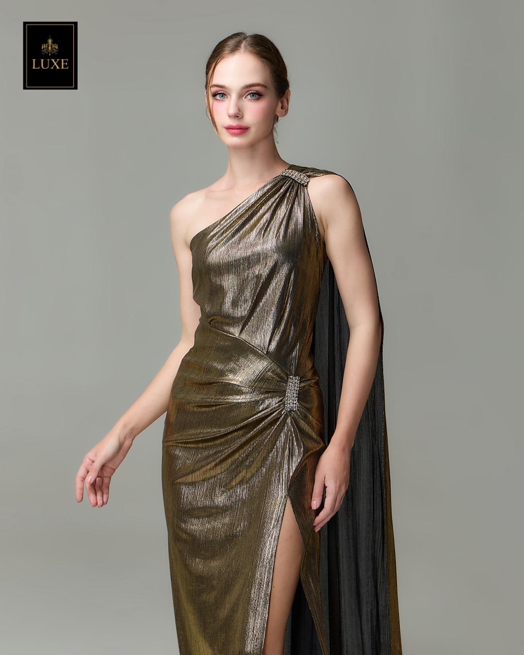 เดรสแฟชั่น แม็กซี่เดรสเสื้อไหล่เดียวทรงเข้ารูป มีผ้าเครปด้านหลัง กระโปรงทรงสอบผ่าหน้าขา