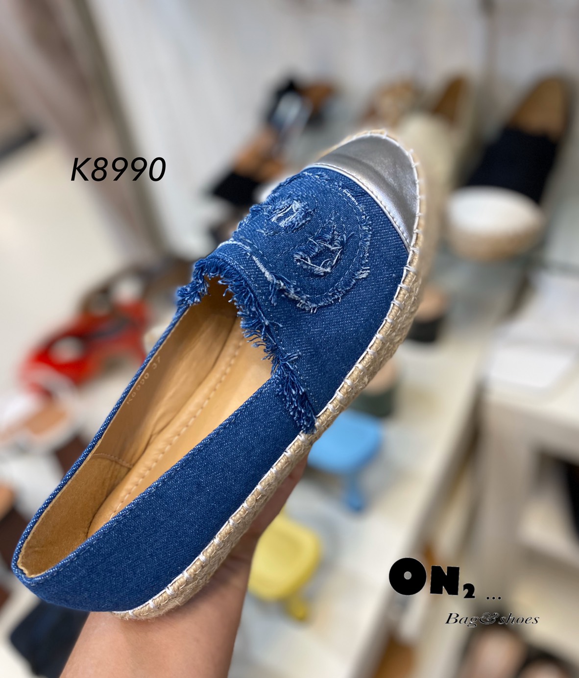 Chanel canvas slippers ผ้าใบCanvas ทรงslippers อีกตัวที่มากี่ครั้งก็ฮอต ด้านหน้าผ้าสามารถตัดให้เป็นโลโก้ CC ได้คะ หรือจะใส่แบบ OO ก็น่ารัก เป็นCanvas เทห์ๆใส่ง่าย ถอดสดวก พร้อมจ้า...มาตำกันได้เลยจ้า เป็นงานเกรดขึ้นห้าง มีกล่องค่ะไม่ใช่งานตลาดล่าง