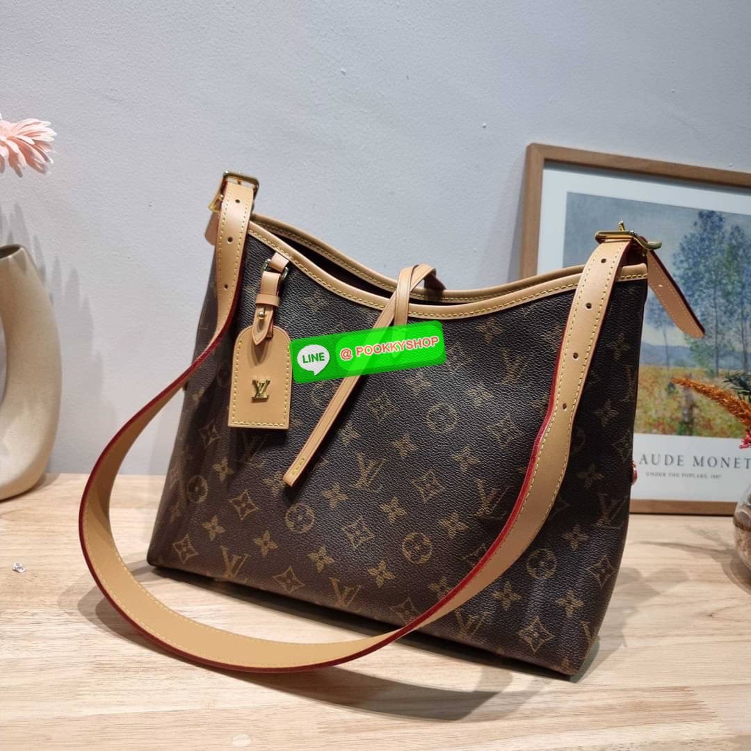 LV CARRYALL BAG ใหม่ล่าสุด รุ่นลิมิเต็ดที่สาวๆตามหา จากเคาน์เตอร์ dutyfree กระเป๋าสะพายไหล่ทรงสวย ดีไซน์เรียบง่ายคลาสสิค หรู ดูผู้ดี รูปทรงใช้งานง่าย มาพร้อมใบลูก ไว้เก็บของจุกจิก วัสดุหนังแคนวาส ปากกระเป๋ามีสายหนังผูกกันของหล่นได้และยังมีกระดุมแม่เหล็กอี