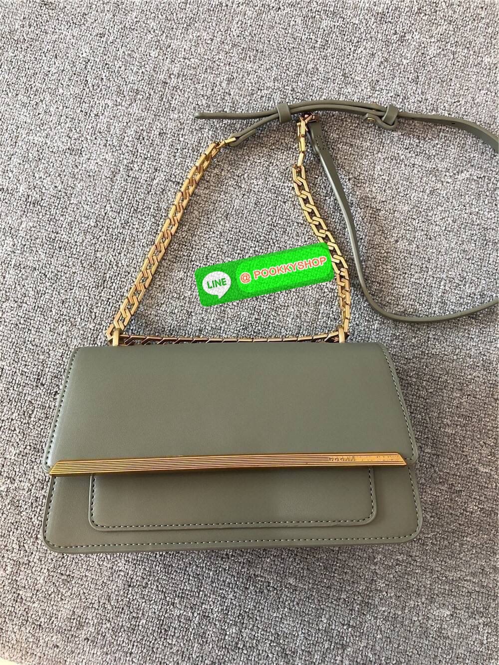 Charles & Keith Metallic Accent Evening Clutch กระเป๋าสะพายวางอยู่ทรงสวย สายโซ่ดีไซน์เก๋มากๆ สามารถสะพายแบบสายคู่/สายเดี่ยวแบบcrossbody ได้ เปิดปิดแบบตัวล็อกด้านหน้า เปิดมาจะมีช่องเล็กใส่บัตร/เหรียญได้ ช่องใหญ่ด้านในมีช่องซิปเล็ก 1 ช่อง ช่องใส่การ์ด 3 ช่อ