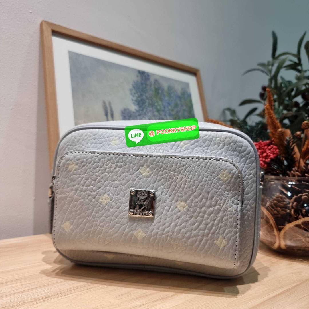 MCM KLASSIK CROSSBODY BAG สีใหม่ต้อนรับซีซั่นใหม่!! สาวกเอ็มซีเอ็มต้องมีน้า!! ใครๆเค้าก็สะพายกัน!! กระเป๋าสะพายข้างทรงครอสบอดี้ ที่ดาราใช้กันเพียบ!! รุ่นนี้หนุ่มๆสะพายหรือสาวๆก็สะพายได้น้า ขนาดกำลังดี วัสดุหนังแคนวาสคุณภาพดี มีช่องหลัก 2 ช่อง เปิด-ปิดด้วย