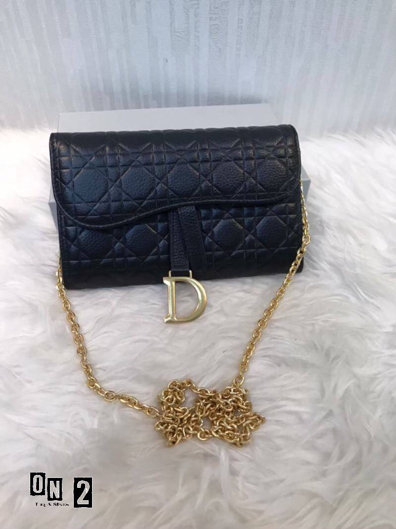 Dior clutch with Crossbody Bag Size 8 inch 🔺หนังวัว(leather) 🔺ด้านในมีช่องใส่นามบัตร ใช้เป็นกระเป๋าสตางค์ได้เลยค่ะ 🔺มีสายยาวโซ่ 1 เส้น (Have 1 chain)