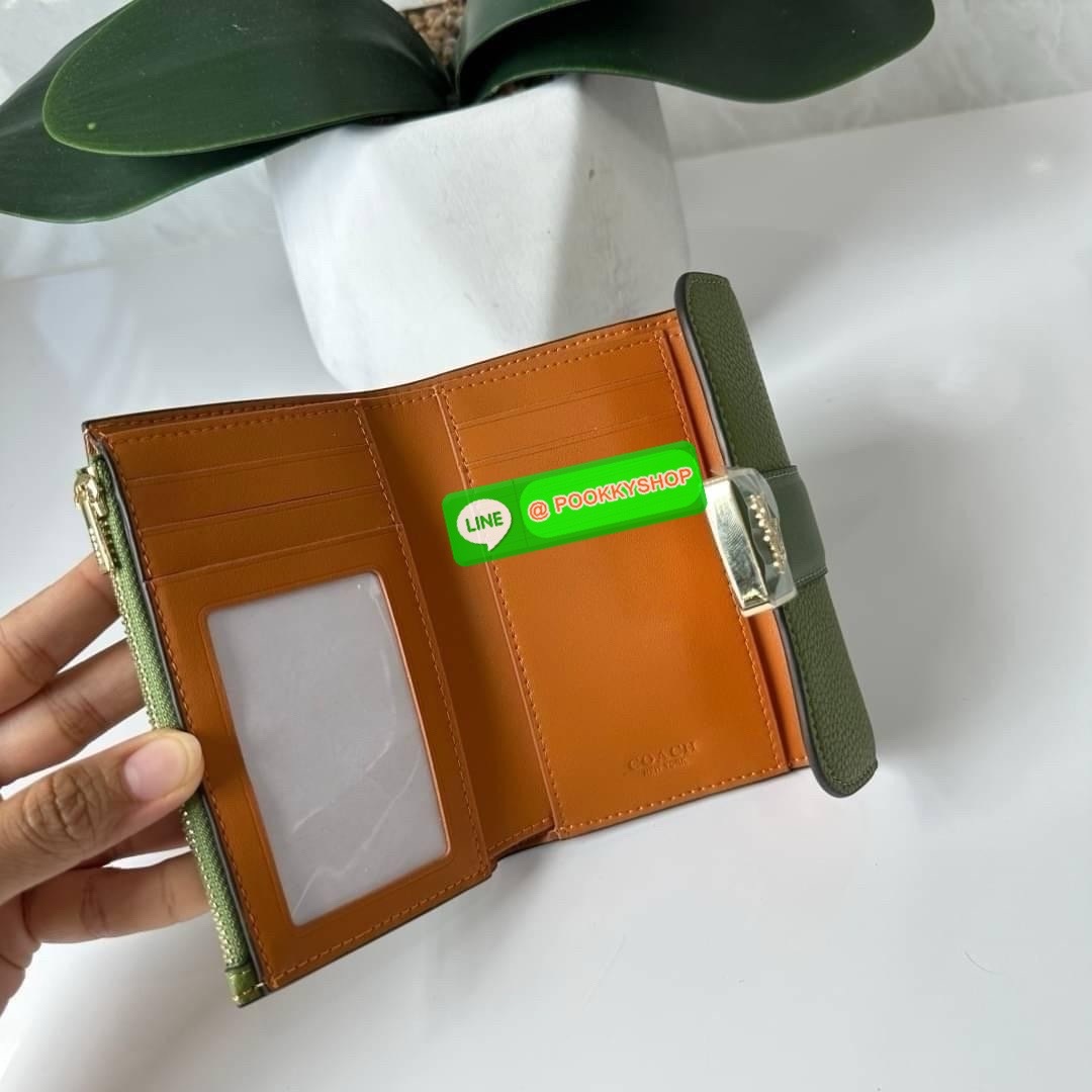 Coach Medium Grace Wallet (Cl421) 🔖กระเป๋าสุดหรูใบกลาง ขนาดกำลังดีกระทัดรัด 🔖วัสดุ : pebble leather 🔖ภายในมีช่องใบบัตรเครดิต 6 ช่อง มีช่องใส่เหรียญแยก สามารถใส่ธนบัตรแบงค์พันได้คะ