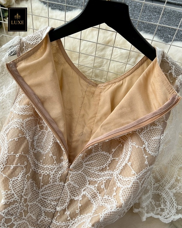 เดรสแฟชั่น เดรสเสื้อคอกลมแขนสั้น กระโปรงจับจีบทรงเอ เสื้อแต่งด้วยริบบิ้นและดอกไม้ลูกปัดสีทอง