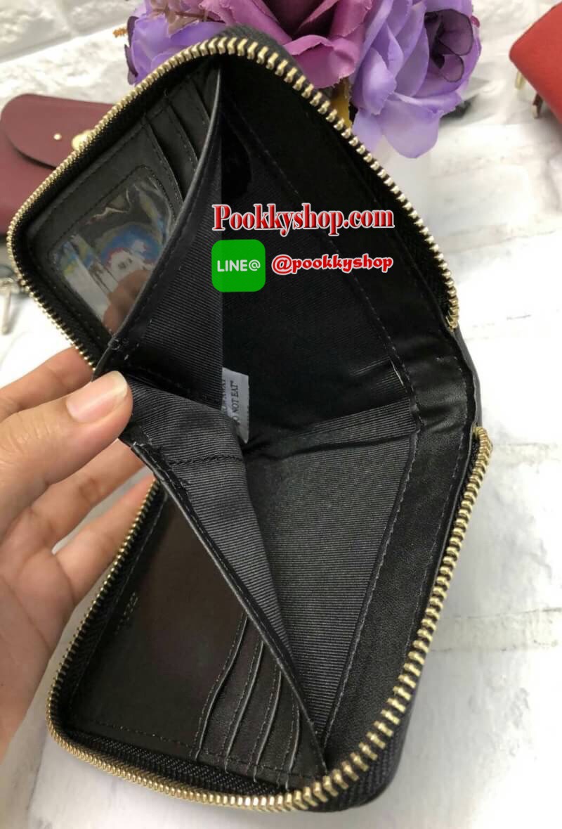 New arrival !!! LYN SHORT WALLET BAG รุ่นใหม่ล่าสุด!!! กระเป๋าสตางค์ใบสั้นขนาดกลาง วัสดุหนังลิ้นจี่ ลายหนังสวย นิ่มมือมากๆค่ะ ด้านหน้ามีช่องกระเป๋าหนึ่งช่อง เปิดปิดช่องหลักแบบซิปรอบ ด้านในมีข่องใส่รูปถ่าย ช่องใส่บัตรต่างๆได้ถึง 10 ช่องค่ะ มีช่องกว้างสำหรั