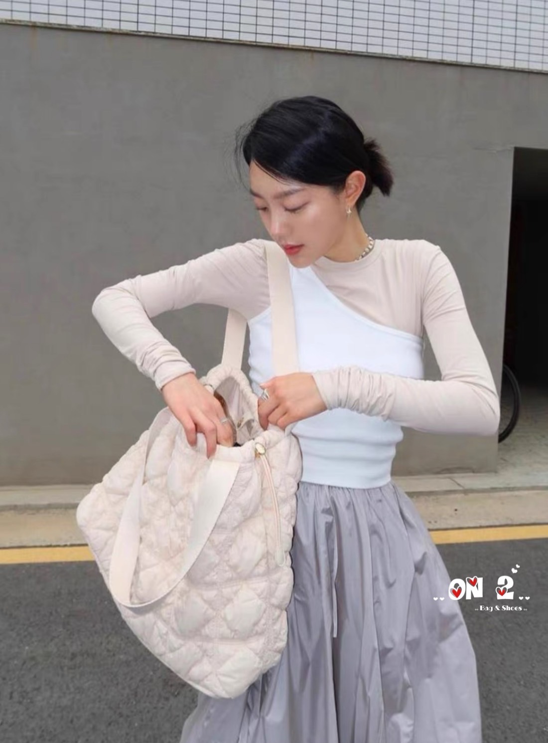 Memo Carlyn weekender (hot)(hot)(hot) งาน 1:1 (good)วัสดุตัวกระเป๋าทำจากผ้ากันน้ำอย่างดี waterproof (water) ผ้าขาวอะหลั่ยสีทอง ผ้าดำอะหลั่ยสีเงิน ปากกระเป๋าเป็นปากรูด งานปั๊มทุกจุด สายกระเป๋าทำจากผ้าทอ สะพายขึ้นไหล่ได้ งานปั๊มทุกจุด ถุงผ้า ,plastic bag, ก