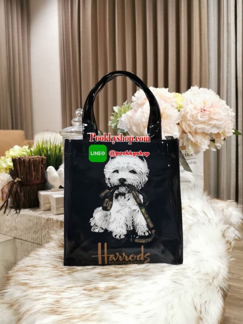 ลายนี้เข้าแล้วนะคะ! พร้อมส่งไอเท็มยอดนิยม! Harrods London Top-handle Shopping Bag กระเป๋า Shopping แบรนด์ดังจากอังกฤษรุ่นยอดนิยมวัสดุ PVC+Polyester 100% ของแท้เนื้อหนาอยู่ทรงกันน้ำ ขนาดกำลังดี น้ำหนักเบา เปิดปิดด้วยซิปสะดวกใช้หัวซิปปั้มโลโก้แบรนด์อะไหล่เง