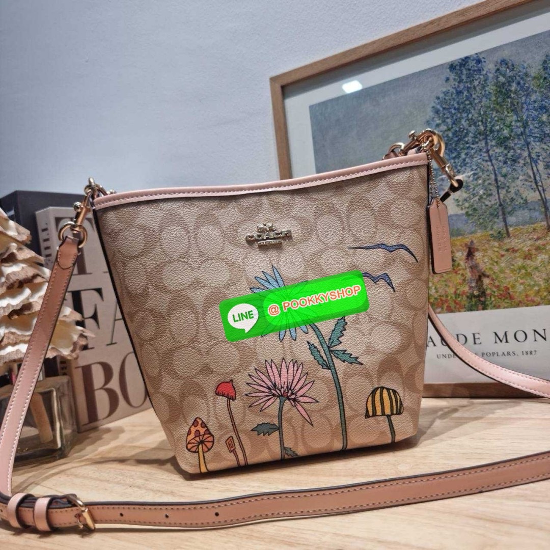 🔆 Model COACH CU394 COACH x OBSERVED BY US CITY BUCKET BAG IN SIGNATURE CANVAS 🔆 Details ใหม่! กระเป๋าสะพายทรงบัคเก็ต ดีไซน์รูปทรงคลาสสิค อินกับกระแสสุดๆ ตกแต่งลวดลายให้น่าใช้ขึ้น และยังมีกระดุมแม่เหล็กปิดปากกันของหล่น มาพร้อมสายสะพายถึง 2