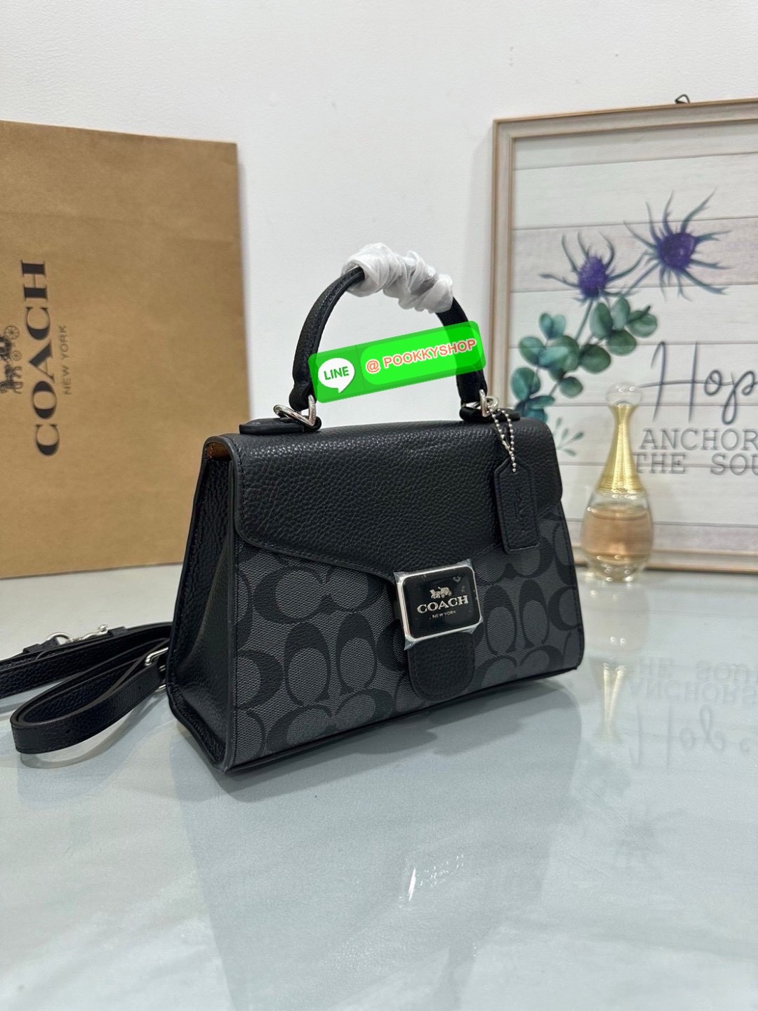 “Classic elegance with a modern twist.” Coach Pepper Satchel – กระเป๋าทรง Satchel ที่ผสานความคลาสสิกและความทันสมัยได้อย่างลงตัว วัสดุคุณภาพเยี่ยม ผสมผสานระหว่างหนังและผ้าแคนวาสลายซิกเนเจอร์ของ Coach เหมาะสำหรับวันทำงานหรือวันพักผ่อน เพิ่มความหรูหราให้กับท