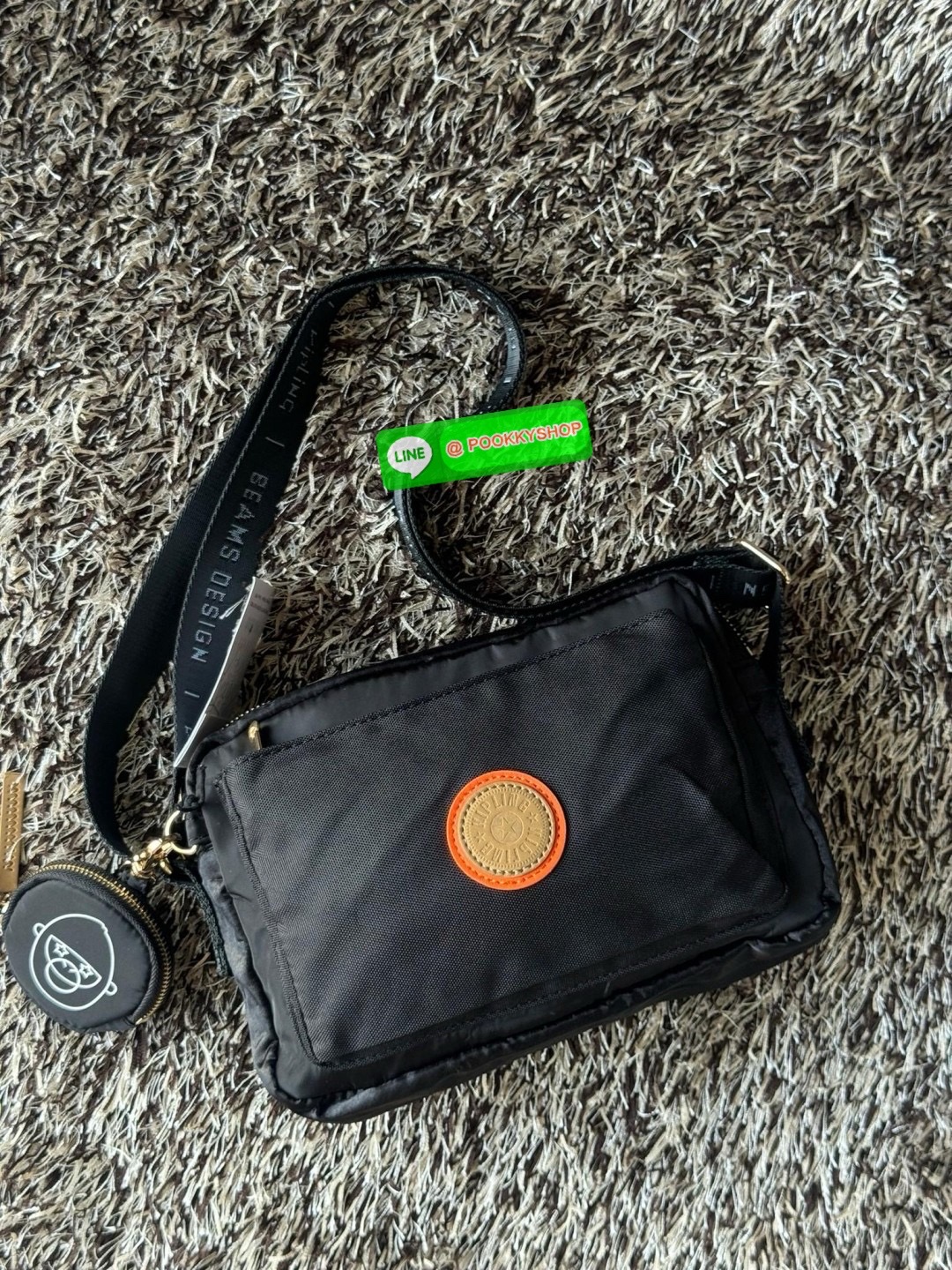 Kipling by BEAMS Design Abanu crossbody กระเป๋าสะพายไหล่ที่มีดีไซน์จากนักครีเอเตอร์ชื่อดังในประเทศญี่ปุ่น ทำให้ช่วยเพิ่มความโมเดิร์นไม่ตกเทรนด์ให้กับลุคเครื่องแต่งกายของคุณมากขึ้น ตัวกระเป๋ามีขนาดเล็กกะทัดรัดแต่สามารถใส่ของที่จำเป็นได้ ไม่ว่าจะเป็นโทรศัพท