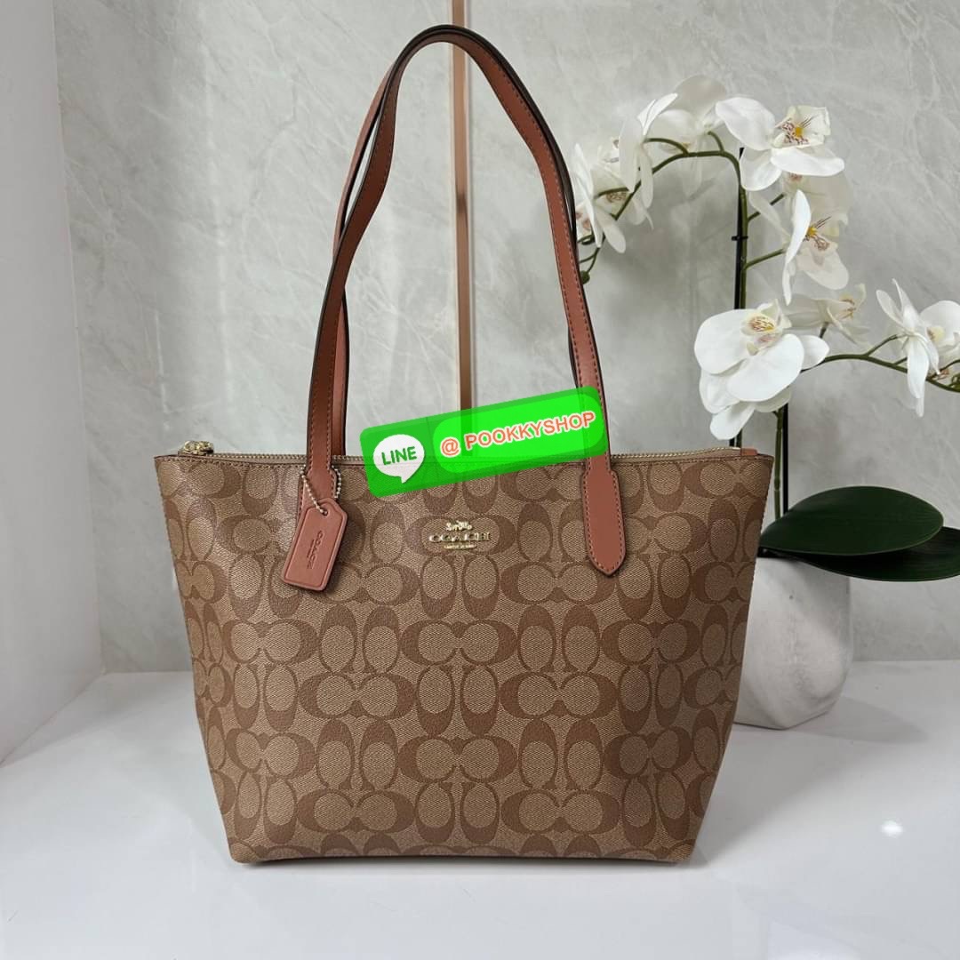 Coach 4455 ZIP TOP TOTE IN SIGNATURE CANVAS กระเป๋าสะพายไหล่ทรง Tote เปิด-ปิดกระเป๋าด้วยซิป ป้องกันของตกหล่น ภายในกว้างใส่สัมภาระได้เยอะ มีช่องเล็กใส่ของจุกจิก วัสดุแคนวาส หูจับหนังแท้ ถือไปเที่ยว ไปทำงาน สะดวกเลยค้า