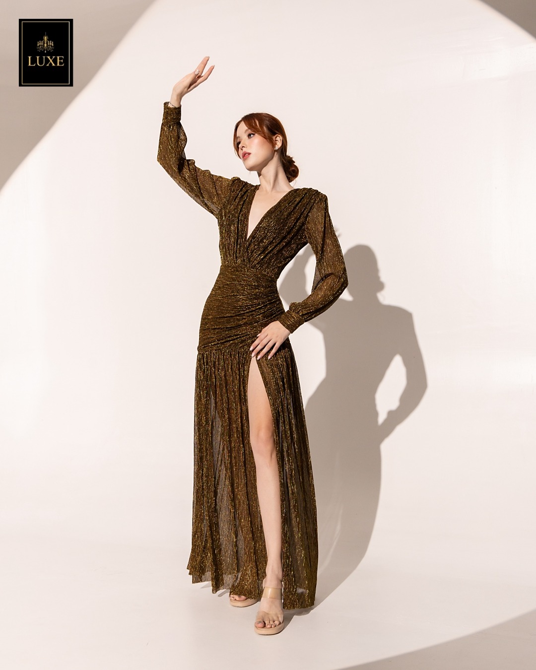 เดรสแฟชั่น แม็กซี่เดรสเสื้อคอวีป้าย แขนยาวเสริมไหล่ กระโปรงจับเดรปย่นเข้ารูปตรงสะโพก