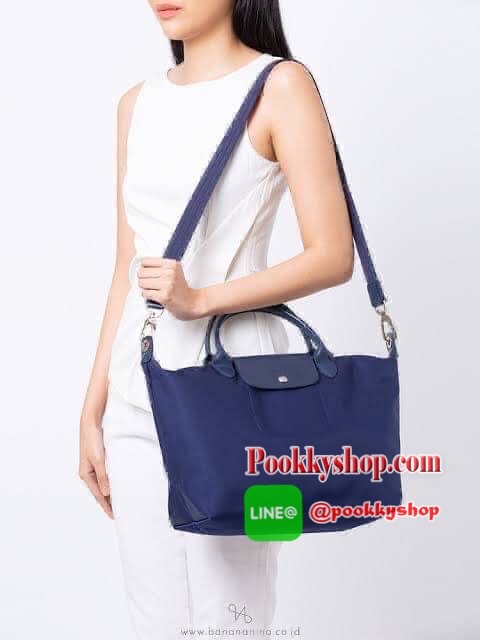 Longchamp Le Pliage Neo Size M มาพบกับกระเป๋ารุ่นยอดนิยม ที่สาวๆ ต้องมีไว้เก็บไว้สักใบ กระเป๋าโท้ทใบนี้ มาพร้อมกับสีที่มีสไตล์เรียบง่าย มีสายสะพายยาวช่วยให้คุณสามารถสะพายไหล่ได้อย่างสบาย ในขณะที่ที่ปิดแบบซิปช่วยให้คุณมั่นใจได้ว่าของด้านในมีความปลอดภัย Le