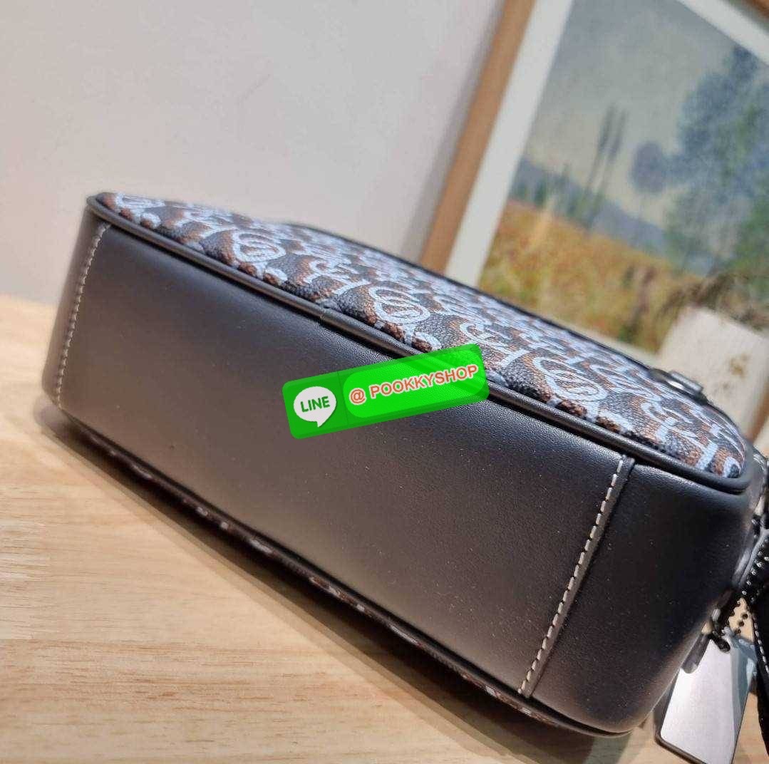 COACH CF484 GRAHAM CROSSBODY WITH COACH MONOGRAM PRINT 🔆 Details ใหม่ล่าสุด กับดีไซน์โฉมใหม่ ที่เปลี่ยนลุคไปเลย กระเป๋าครอสบอดี้ทรงยอดฮิตสุดคลาสสิค ใช้งานง่ายและสะดวก ด้านหลังมีช่องย่อย เปิด-ปิดด้วยซิปหลัก 2 ช่อง แบ่งสัดส่วน ภายในเป็นช่องโล่ง ใส่ข