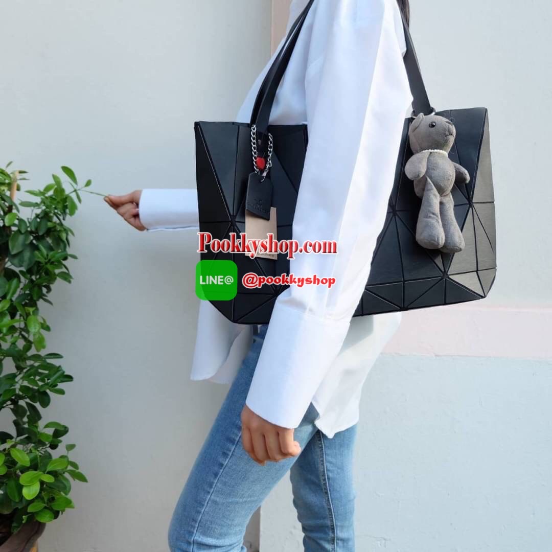 ห้ามพลาดเลยค่า รุ่นขายดี ได้สีใหม่มาเพิ่มสวยอีกแล้ว ทรงสุดฮิตจากแบรนด์ David Jones ใบนี้ มาพร้อมกับน้องหมี สีเข้า set กับกระเป๋าคะ กระเป๋า ทรง Tote ตัวกระเป๋าเย็บติด ด้วยแผ่นอคิลิค สุดหรู ดีไซน์เกร๋ จุดเด่นที่ น้ำหนักเบา สามารถ ถือ หรือ สะพายไหล่ได้คะ ใบใ