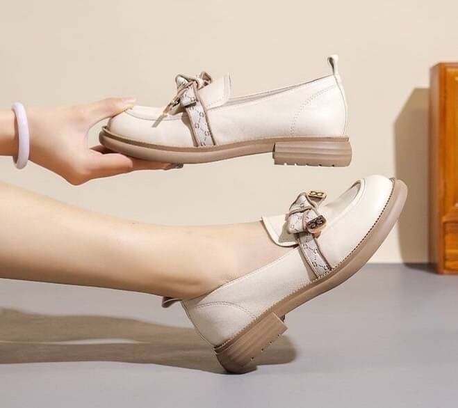 พร้อมส่ง สลิปออนสไตล์เกาหลี ตัวใหม่ล่าสุดมาแล้วจ้าา คาดโบว์น่ารักๆ เย็บขอบอย่างดี ซับหนังนิ่มๆ งานสวย น้ำหนักเบา ใส่สบายเท้ามากกก